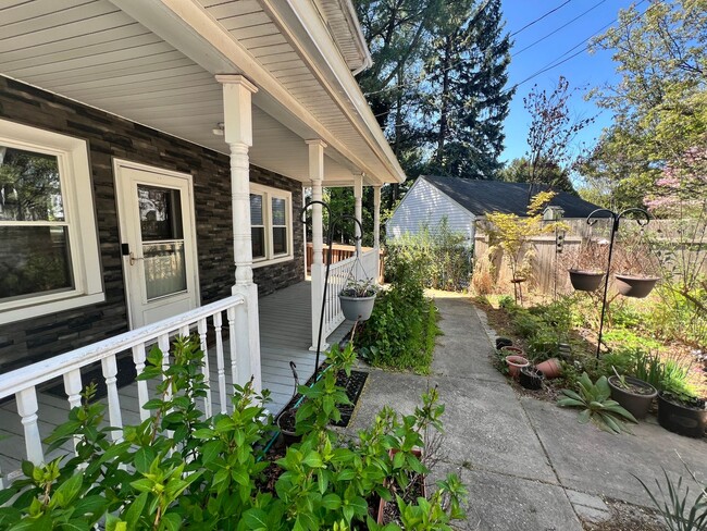 Building Photo - Terrific 3 Bed/1 Bath Colonial in Glen Cove!