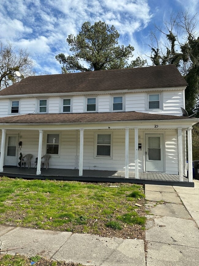 Building Photo - Spacious Duplex!
