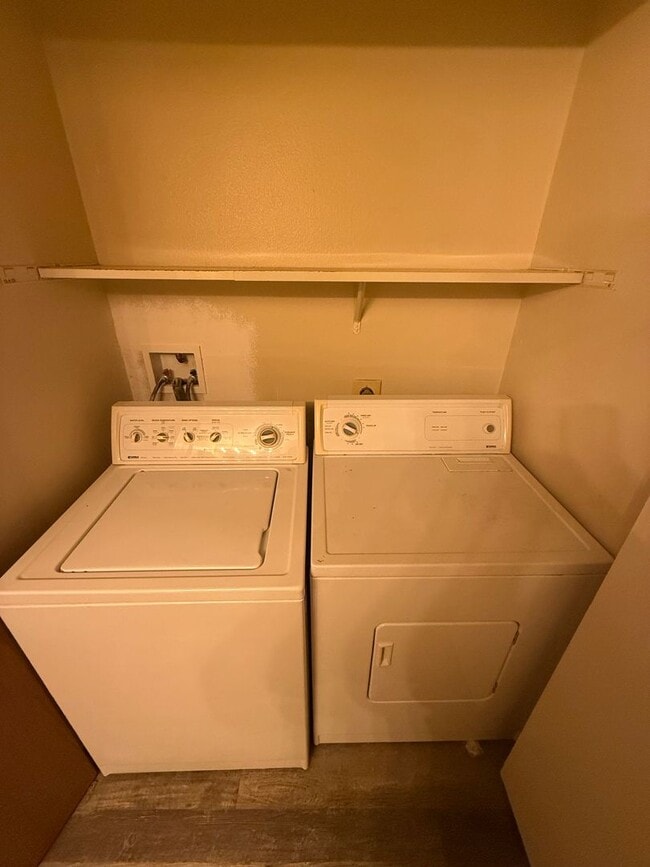 Building Photo - Updated first-floor condo - 1 bed 1 bath