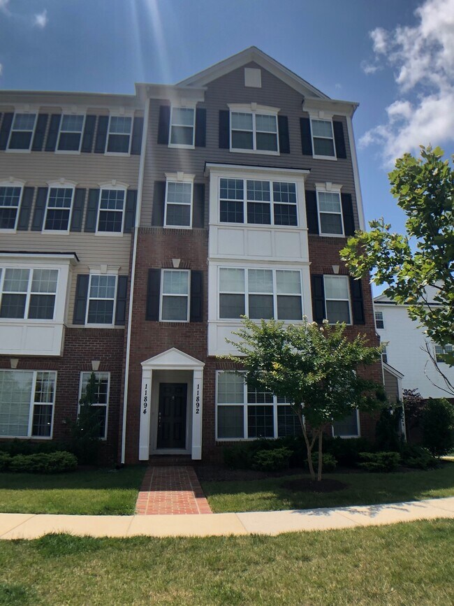 Building Photo - Beautiful and large 3 BR 2.5 BA townhouse/condo