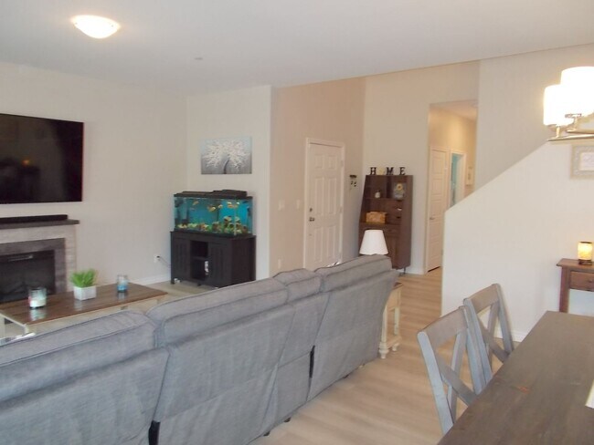 Building Photo - Beautiful 4 Bedroom Home