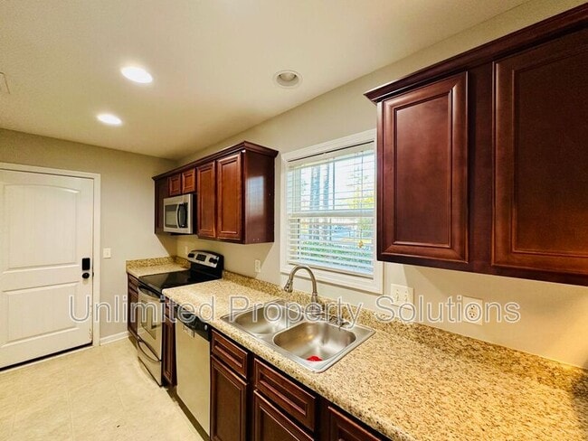 Building Photo - 1306 Avon Ct