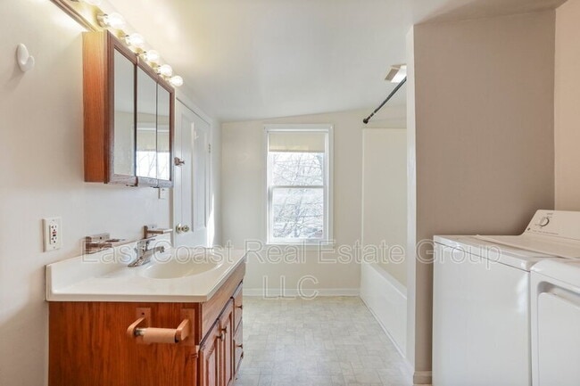 Building Photo - 2 Bedroom, 1 Bath, Central Air Conditioning, Washer Dryer in unit.