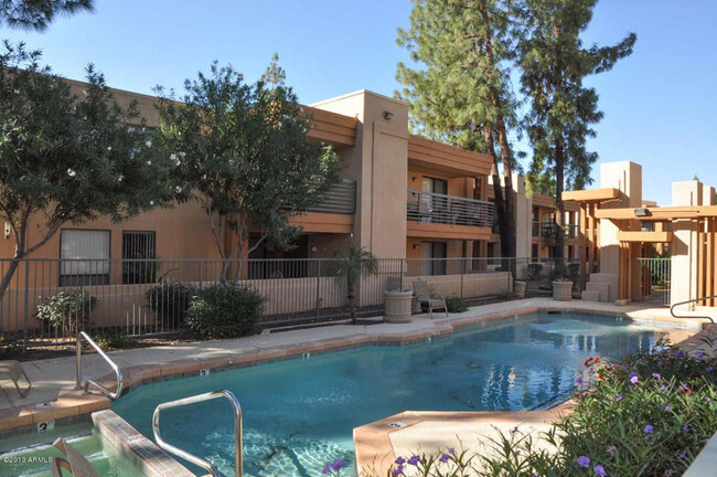 Building Photo - Charming 2 bed 2 bath gated Condo near Bel...