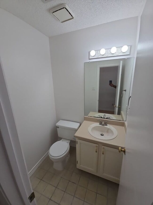 Building Photo - Spacious 3BR Austin Home with Fireplace & ...