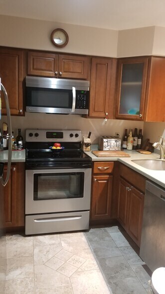 Kitchen with stainless steel appliances - 292 Woodhaven Drive