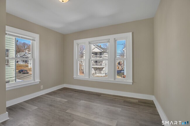 Building Photo - 23 Day St