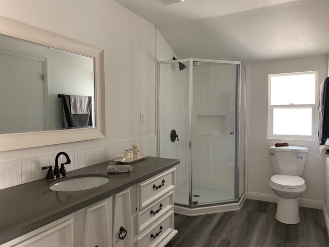 Building Photo - 611 E Del Mar Ave