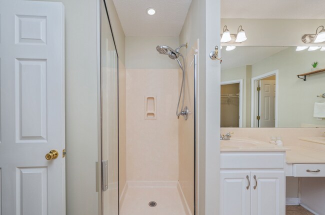 Building Photo - 4 bedroom 2 bathroom