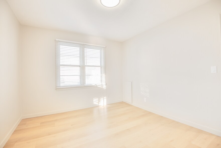Bedroom - 4620 Davenport St