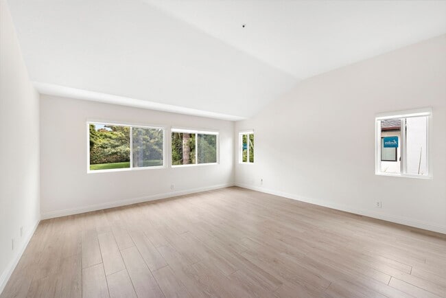 Building Photo - 8 Via Jazmin