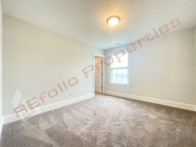 Building Photo - 424 Slomo Ct