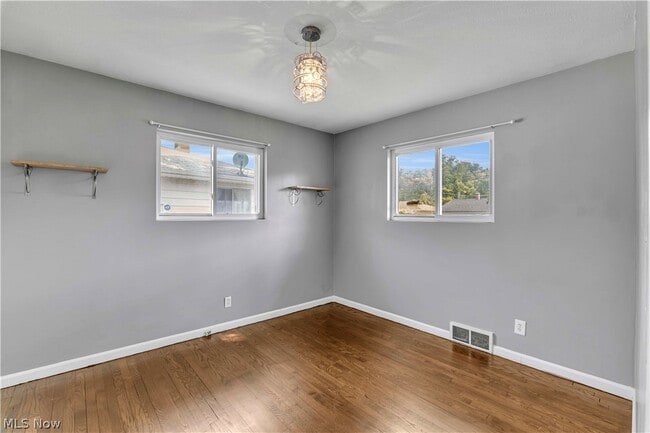 Building Photo - 325 Thelma Dr