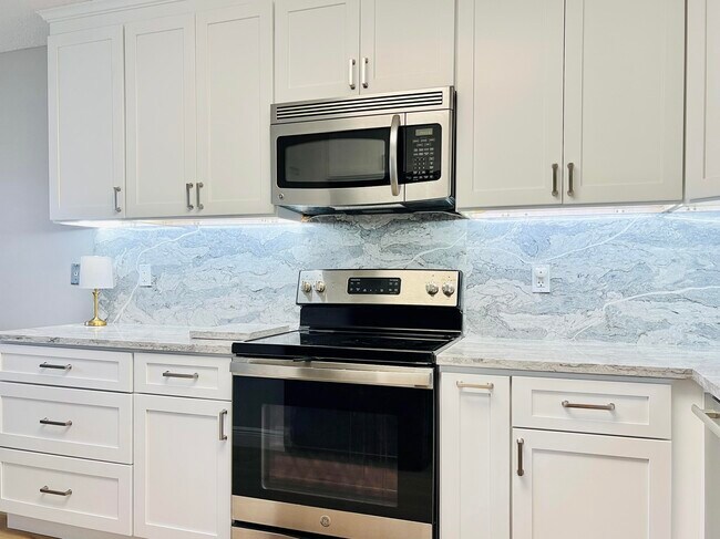 Building Photo - 4725 Lucerne Lakes Blvd E