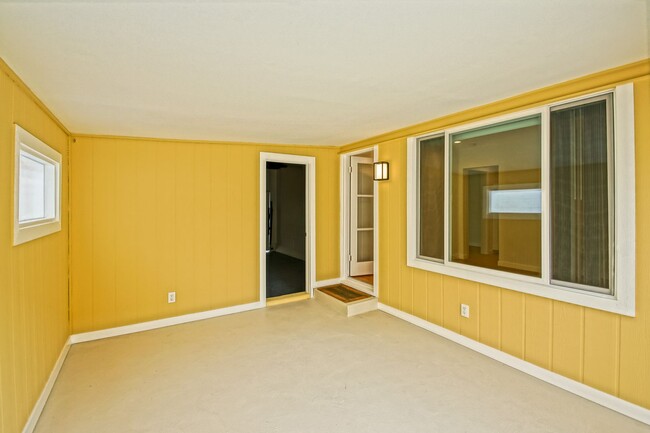 Building Photo - Completely Remodeled, Bright & Airy, 2BR1....