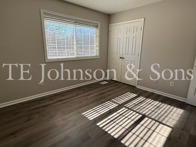 Building Photo - Spacious 4 Bedroom Home with Modern Comfor...