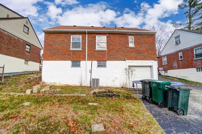 Building Photo - 2 Bedroom, 1 Bathroom with Large Backyard!