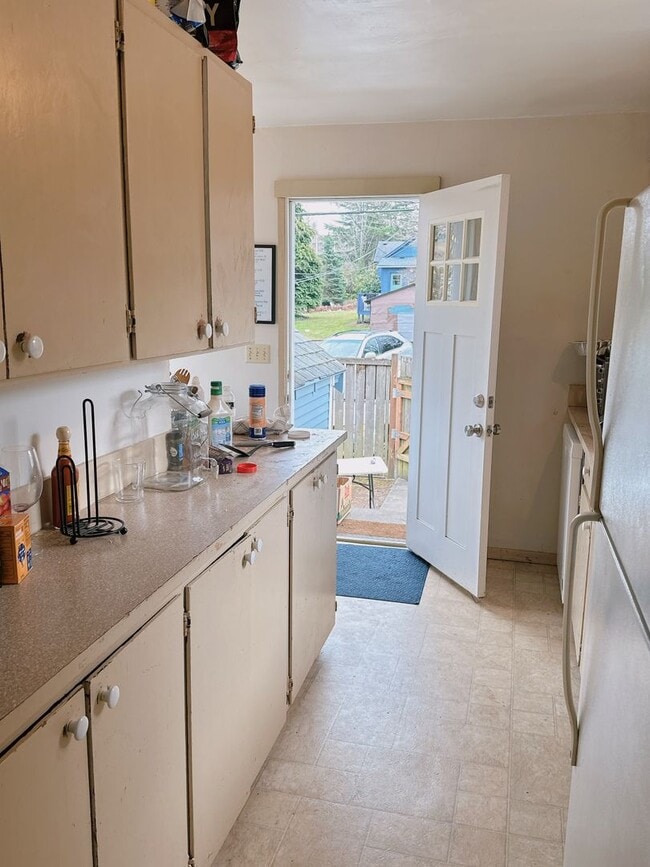 Building Photo - PRELEASING:  5 bdrm/3 bath on High Street!