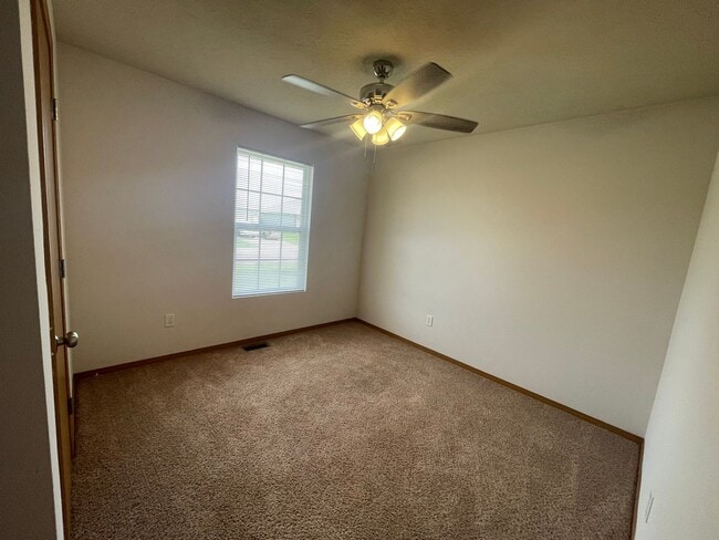 Building Photo - 3 Bedroom in Republic School District!