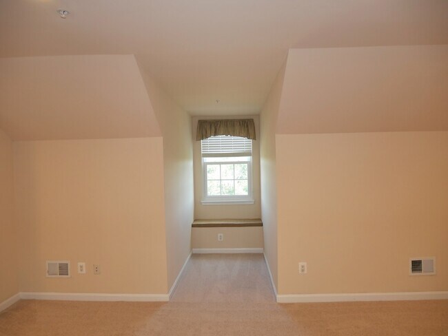 Building Photo - Gorgeous Former Model 4 Bed 2.5 Bath Townh...