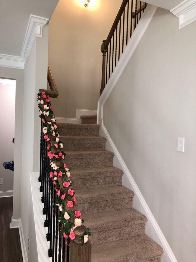Building Photo - Lake Front Community 4 bed, 3 bath