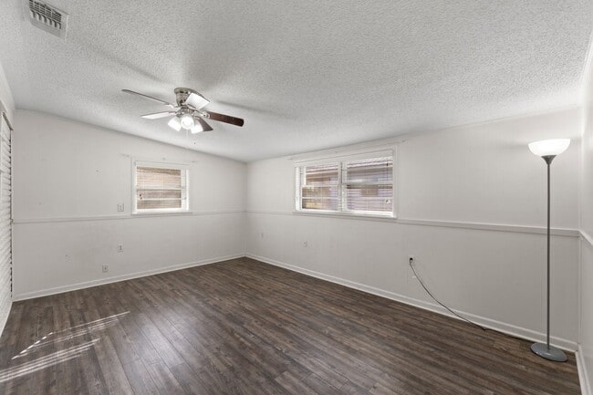 Building Photo - 3 bedrooms 2 bathroom