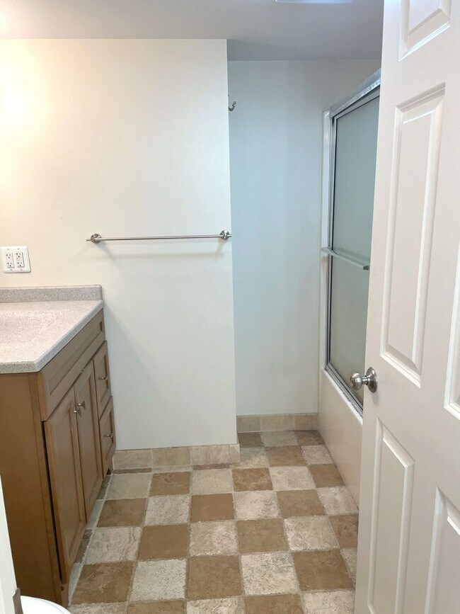 Building Photo - 903 Dewey Ave