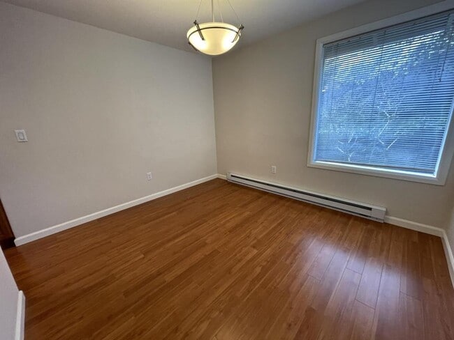 Building Photo - 1220 100th Pl NE