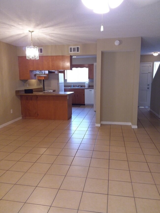 Building Photo - 2 bedroom 2 1/2 bath townhome in Arlington
