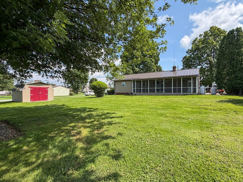 Building Photo - 60 Glenbrook Rd