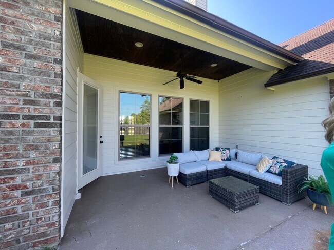 Building Photo - Must See! Welcoming Home In Turtle Creek S...