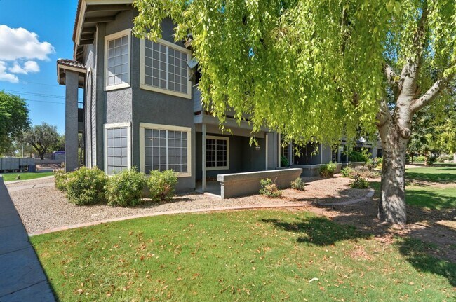 Primary Photo - Spacious 3 Bed/2 Bath Home in Lush Crestvi...