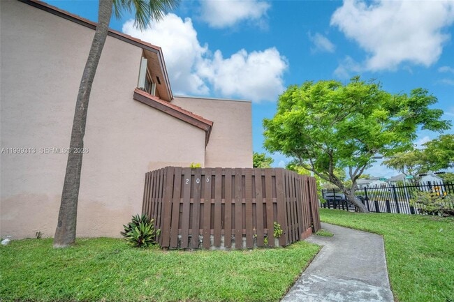 Building Photo - 685 W Park Dr