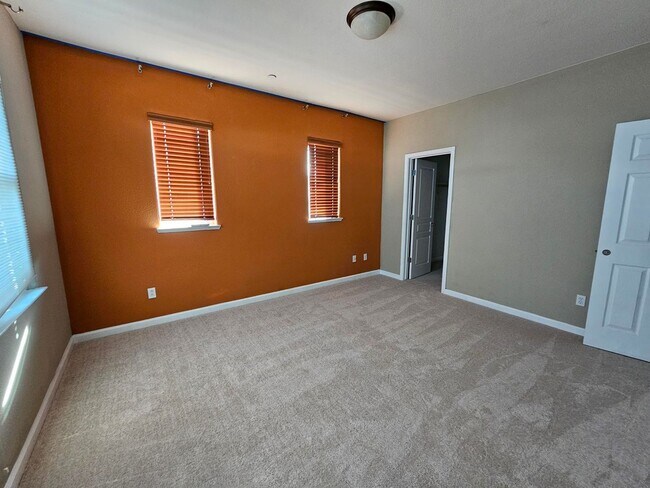 Building Photo - Modern Spacious Townhome in San Pablo