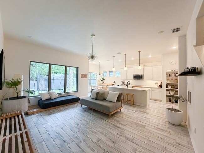 Building Photo - Gorgeous Home - MUST SEE!!