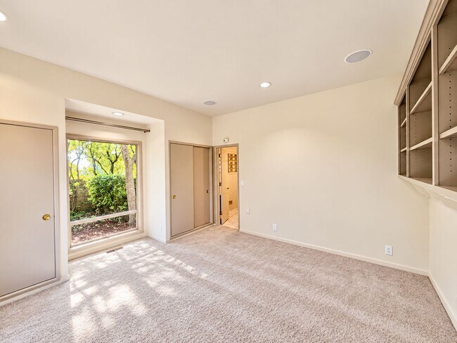 Building Photo - 6016 NE Keswick Dr