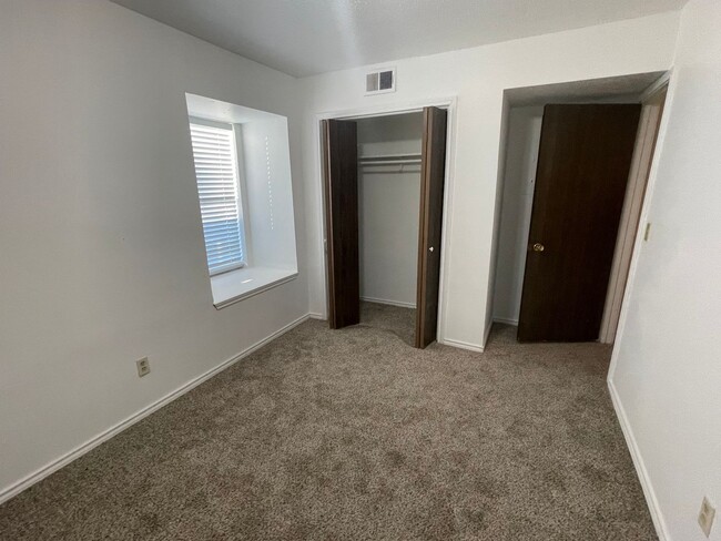 Building Photo - Norman Condo 2 bed 1.5 bath - Move In Ready!