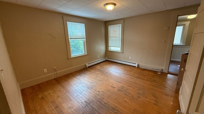 Building Photo - 5 Bedroom 2 bathroom House Available for r...
