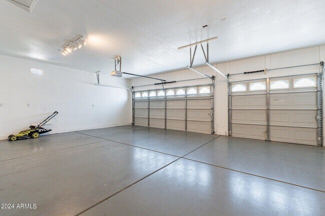 Building Photo - 1245 E San Carlos Way