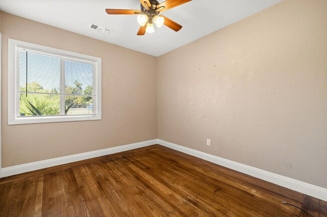 Building Photo - Welcome to this stunning 4-bedroom, 2-bath...