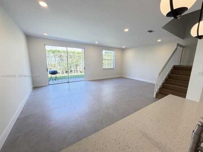 Building Photo - 20951 Vía Oleander