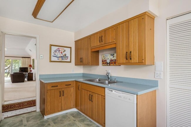 Building Photo - 2 Park Shores Cir