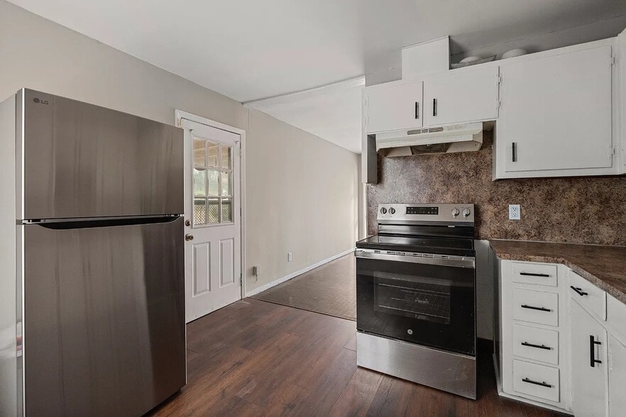 Kitchen - 4647 Buckner St