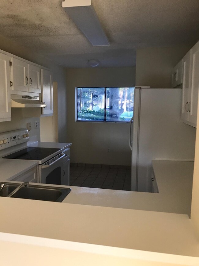 Building Photo - 212 Palm Cir E