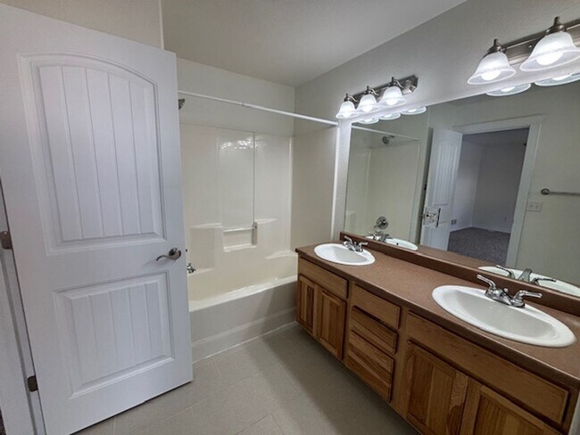 Building Photo - 4 Bedroom 3.5 Bath Townhouse Near Dell Range Blvd.