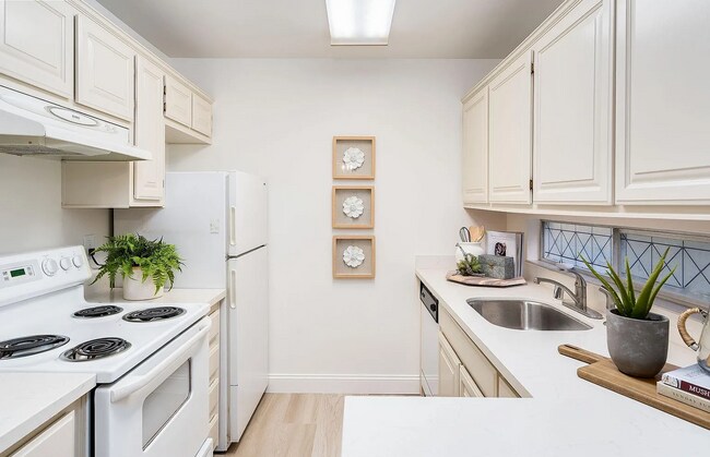 Building Photo - The updated bathroom offers a shower-over-...