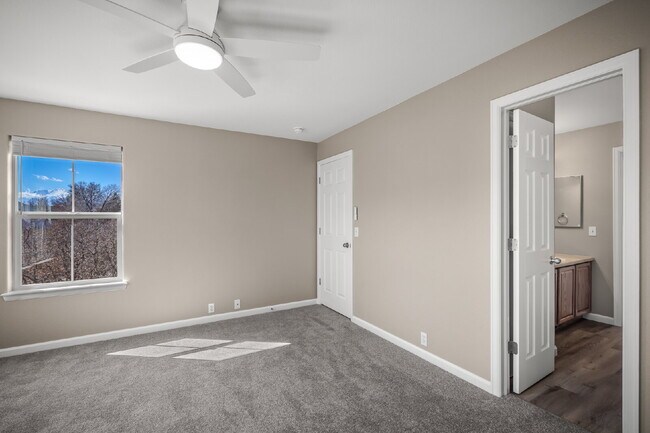 Building Photo - Beautiful 2 Bedroom End-Unit Townhouse in Montarbor Villas w/ Mountain Views