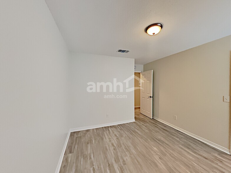 Building Photo - 1694 Ashwood Cir
