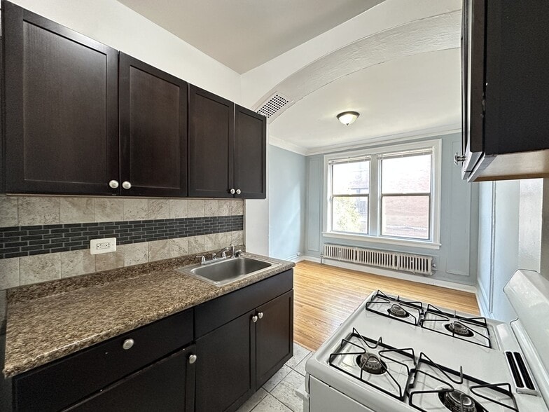 Building Photo - 1415 W Estes Ave