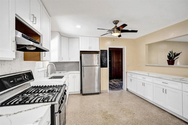 Building Photo - 820 SE 4th Ave